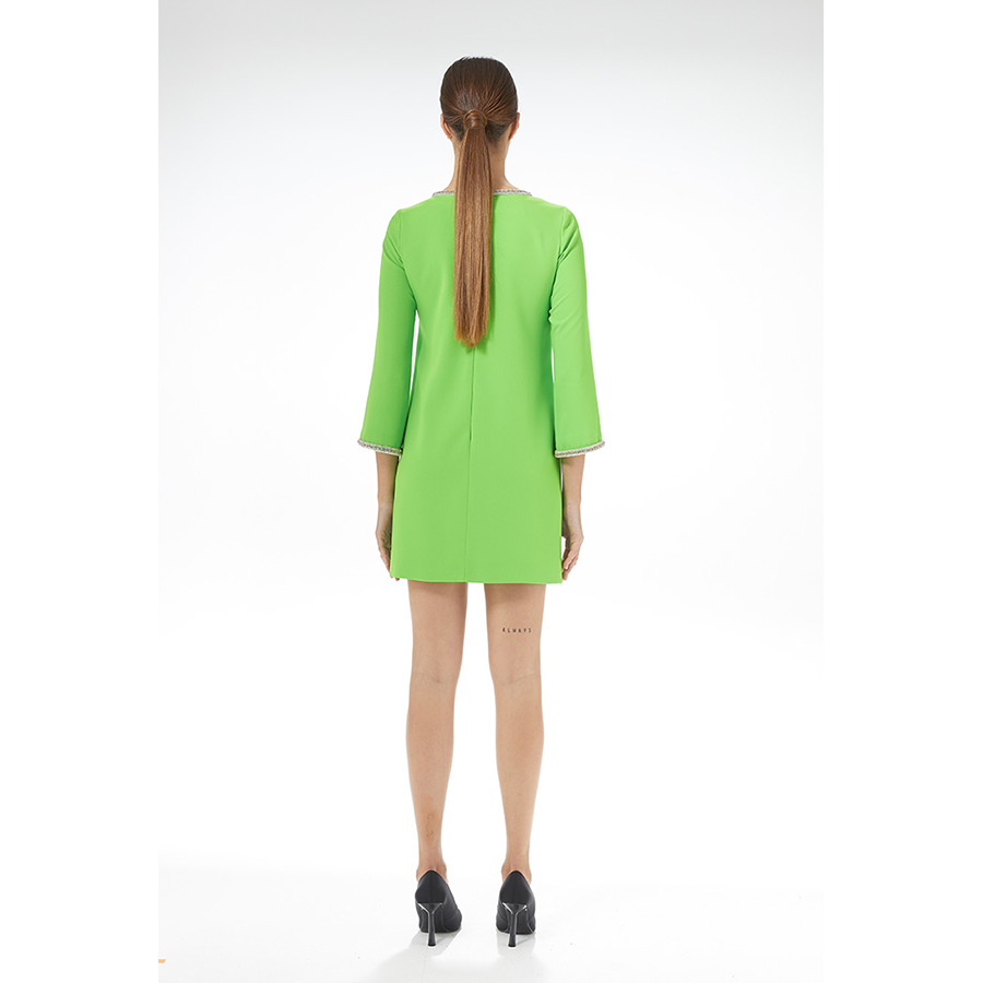 Vestido recto, manga larga, detalles pedreria en cuello y mangas. Verde